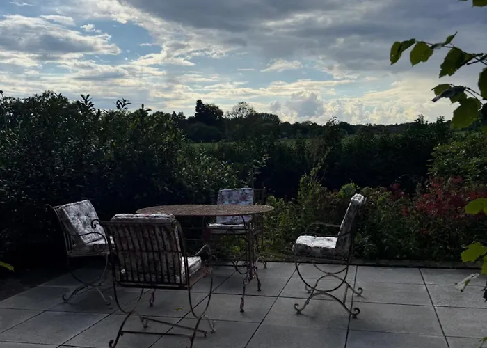 Onder De Lindebomen *